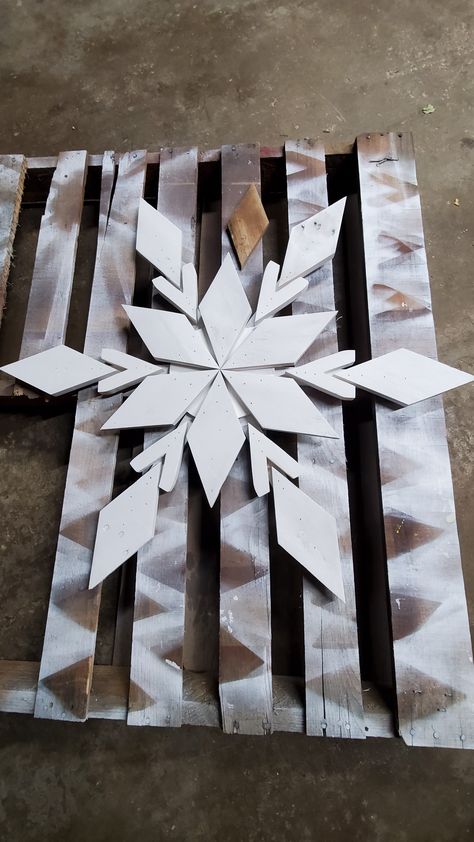 Diy Large Wooden Snowflake, Large Wooden Snowflakes, Wood Snowflake Diy, Wooden Snowflakes Diy, Pallet Snowflake, Diy Snowflake, Christmas Diy Wood, Wood Art Diy, Wood Snowflake