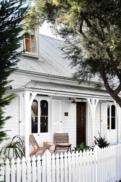 From the front, this lovingly restored heritage home in Sydney gives no hint of the contemporary wing at the back — just as the owners intended. White Bungalow House Exterior, White Cabin Exterior, White Cottage Exterior, White Weatherboard House, Weatherboard Exterior, Queenslander Renovation, White Bungalow, Queenslander House, Weatherboard House