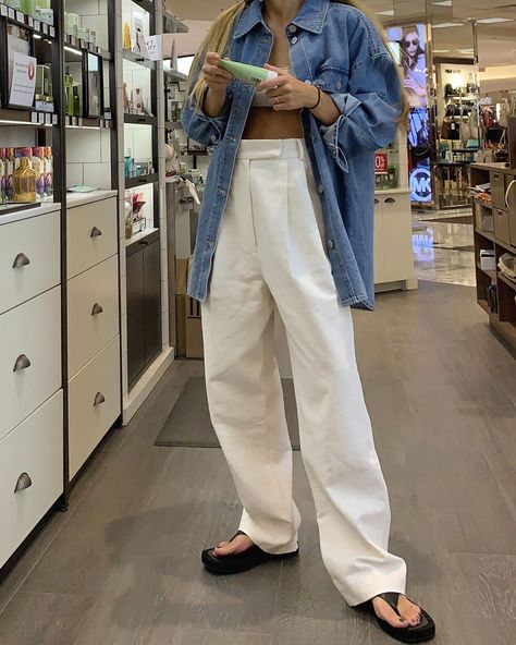 Wide Leg Jeans Street Style, White Jeans Outfit Aesthetic, White Wide Leg Jeans Outfit, Jeans Outfit Aesthetic, White Wide Leg Jeans, Wide Leg Jeans Outfit, White Jeans Outfit, Jeans Street Style, Jeans Outfit Casual