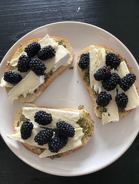 Blackberry And Brie, Brie On Toast, Brie Cheese Toast, Breakfast Toast Aesthetic, Brie With Pesto, Brie Aesthetic, Blackberry Toast, Brie Blackberry, Brie Toast