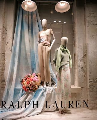 Visual Merchandising Fashion, Fashion Window Display, Window Display Retail, Fashion Displays, Visual Merchandising Displays, Store Design Boutique, Window Display Design, Retail Inspiration, Lauren London