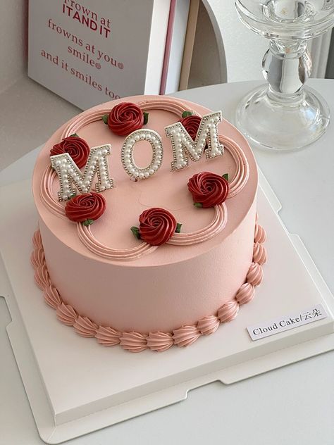 Mothers Cake Ideas Birthdays, Women Cakes Birthday, Cake Designs For Mom Birthday, Mother Birthday Cake, Birthday Cake For Mom, Birthday Cake Decorating Ideas, Most Paused Movie Scenes, Elegant Birthday Cakes, Simple Cake Designs