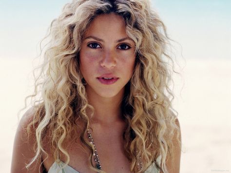 Shakira Beach Bleach Blonde curls Curly Long Bangs, Shakira Hair, Medium Length Curls, Curls For Long Hair, Blonde Curls, Curly Hair With Bangs, Bleach Blonde, Beach Hairstyles, Long Blonde