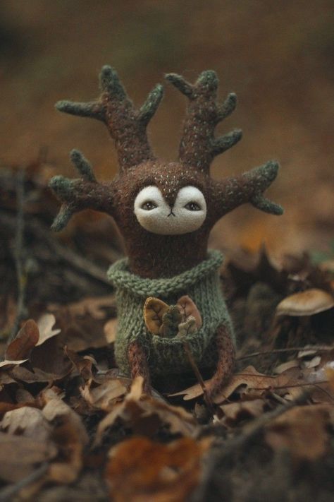 Felt Sculpture Art, Forest Creature Art, Felting Creatures, Cute Forest Creatures, Art Felting, Mushroom Doll, Felt Creatures, Felted Creatures, Wool Toys