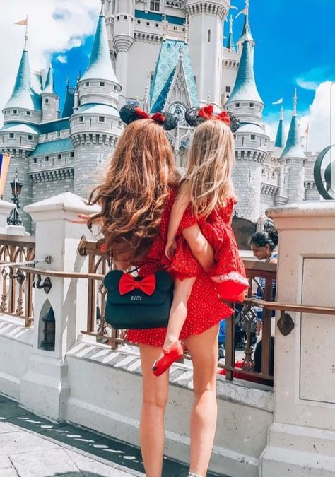 Mommy & daughter Disney Mommy And Me Disney Outfits, Mommy And Me Disney, Disney Poses, Disney Picture Ideas, Mom Daughter Outfits, Disney Cute, Mommy Daughter Outfits, Disneyland Photos, Disney Photo Ideas