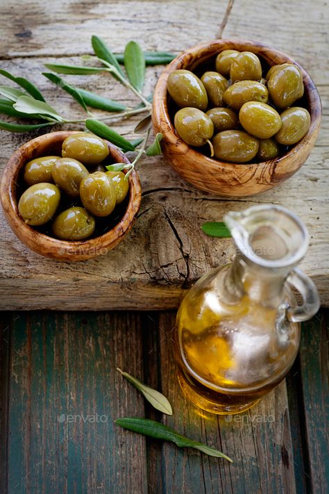 Mediterranean Appetizers, Olive Wood Bowl, Fresh Olives, Cucumber Recipes, Infused Oils, Green Olives, Wooden Table, Olive Wood, Food Photo