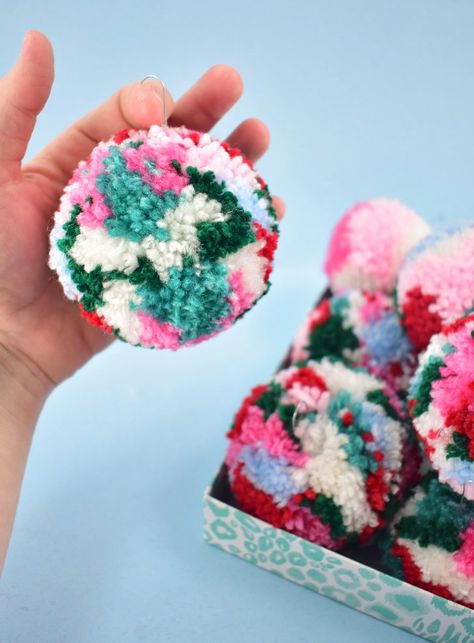 Pom Pom Christmas Decorations, Pom Pom Ornaments, Easter Tree Diy, Pom Pom Christmas, Giant Christmas Ornaments, Diy Tree Decor, Easter Tree Ornaments, Pom Crafts, Diy Pom Poms