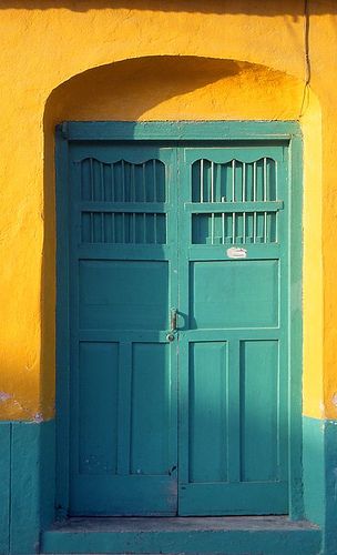 Curry Yellow, Moroccan Door, Turquoise Door, Room Yellow, Yellow Door, Yellow Living Room, Yellow Wall, Trendy Living Rooms, Yellow Turquoise