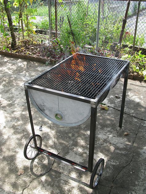 I built this with a new 55 gallon oil drum, some angle iron, an old bed frame, and some wheels from an old lady push cart... STILL NOT DONE YET!!! Diy Bbq Grill, Old Bed Frames, Diy Grill, Outdoor Bbq Grill, Welding Ideas, Diy Bbq, 55 Gallon Drum, Bbq Grill Design, Welding Tips