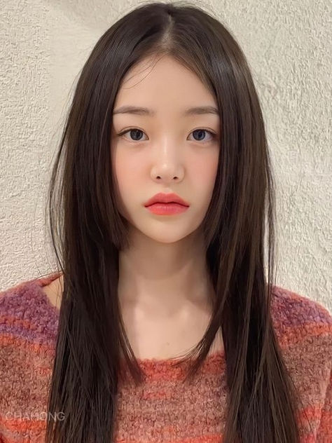 Korean hime haircut: long, sleek hairstyle Hime Haircut No Bangs, Hime Cut Round Face, Hime Cut No Bangs, Hime Cut Without Bangs, Korean Haircut Long, Hime Haircut, Japanese Haircut, Outfits For Teachers, Trendy Haircuts Medium