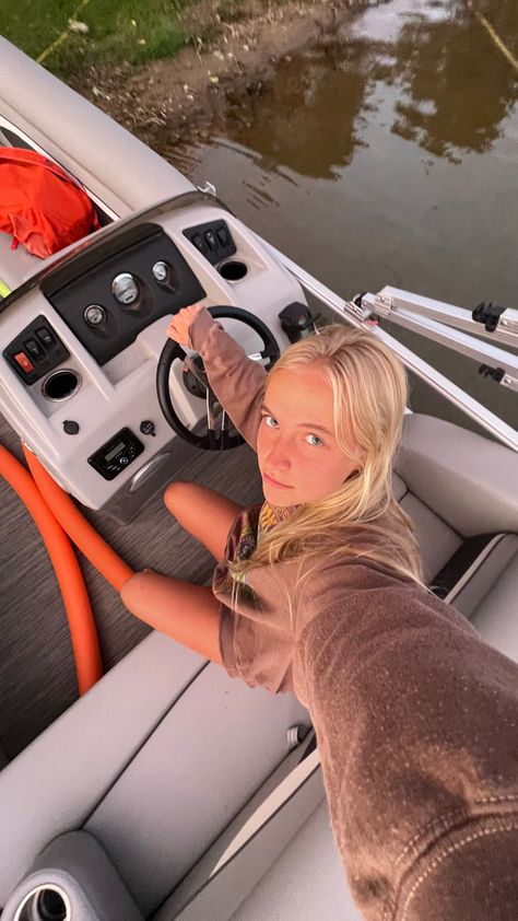 Driving Boat Pictures, Driving A Boat Aesthetic, Boat Driving Aesthetic, Boat Selfie Ideas, Pontoon Boat Aesthetic, Lake Inspo Pics, Lake Photoshoot Summer, Boat Life Aesthetic, Boat Selfie