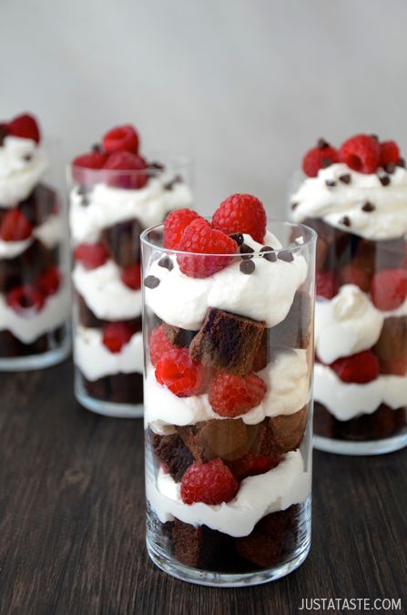 Individual Fruit and Brownie Trifles #recipe Brownie Trifle Recipe, Tårta Design, Brownie Trifle, Dessert Shooters, Thanksgiving Food Sides, Just A Taste, Thanksgiving Dinner Recipes, Thanksgiving Recipes Side Dishes, Trifle Recipe