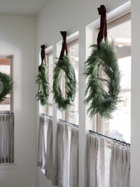 Sinclair and Moore's Elegant Holiday Home | Lark & Linen Interior Design and Lifestyle Blog Cedar Wreath, Minimalist Christmas Decor, Window Wreath, Classic Christmas Decorations, Cozy Christmas Decor, Linen Interior, Cottage Christmas, Christmas Porch Decor, Xmas Wreaths