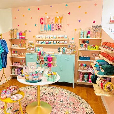 10x10 Boutique Booth, Colorful Retail Design, Party Store Display Ideas, Small Store Ideas, Kids Shop Interior, Shop Display Ideas Retail Stores, Small Shop Design, Stationery Store Design, Gift Shop Interiors