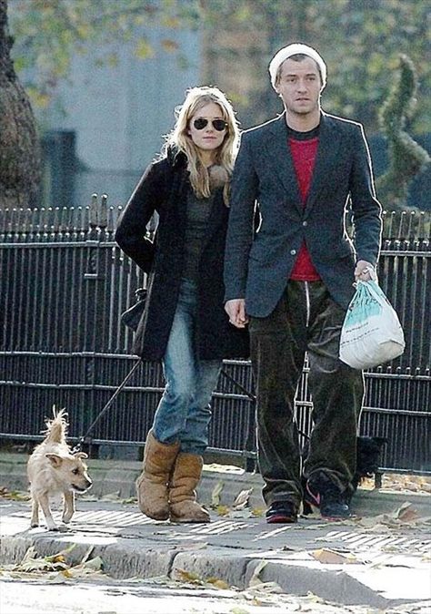 Sienna Miller Siena Miller, Tan Uggs, Sienna Miller Style, 00s Style, Denim Street Style, Woman Outfit, Better Sweater, Jude Law, Sienna Miller