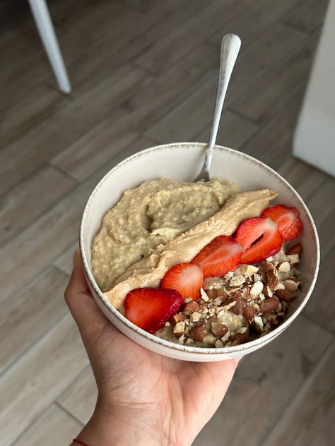 Sweet Breakfast Aesthetic, Almond Girl Food, Almond Daughter Meals, Almond Daughter Aesthetic Food, Oat Meal Breakfast Ideas, Almond Daughter Food, Protein Meals Breakfast, Almond Daughter Aesthetic, Breakfast Ideas Oats