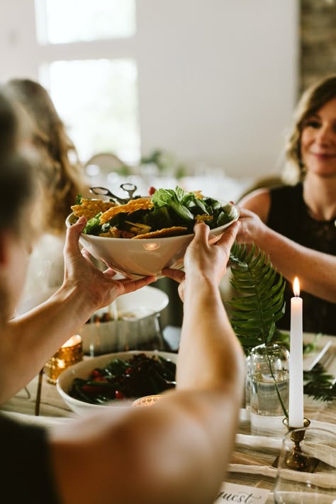 Family Meal Photography, Family Food Photography, Family Dinner Photoshoot, Family Eating Together Photography, Family Meal Aesthetic, Family Cooking Together Photography, Family Dinner Photography, Family Dinner Pictures, Dinner Table Photography