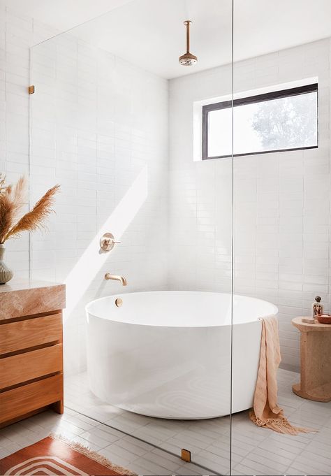 Round Bathtub + master Bathroom + Boho Bathroom + Ceiling Mounted Shower Head + Bath and Shower Combo + Brass Hardware + Wood Vanity + Modern Home | Design by Sarah Sherman Samuel | Photography by Jason Frank Rothenberg & Jessie Webster California Bathroom, Drømme Bad, Interior Boho, Decor Eclectic, Bad Inspiration, White Bath, Idea Board, Bathroom Renos, Dream Bathroom