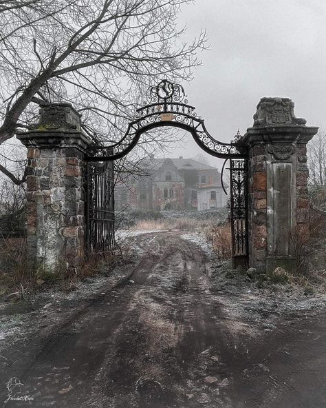 Horror Environment, Abandoned Aesthetic, Victorian Horror, Haunted Images, Mansion Aesthetic, Bbc Ghosts, Desert Places, Abandoned Property, Old Mansion