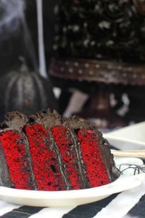 A delicious red velvet Halloween cake that is blood red and topped with black roses will keep the ghouls and goblins happy this year! Red Velvet Halloween Cake, Red Velvet Halloween, Goth Cakes, Fall Birthday Cakes, Black Velvet Cakes, Red Velvet Birthday Cake, Halloween Wedding Cakes, Spooky Cake, The Ghouls