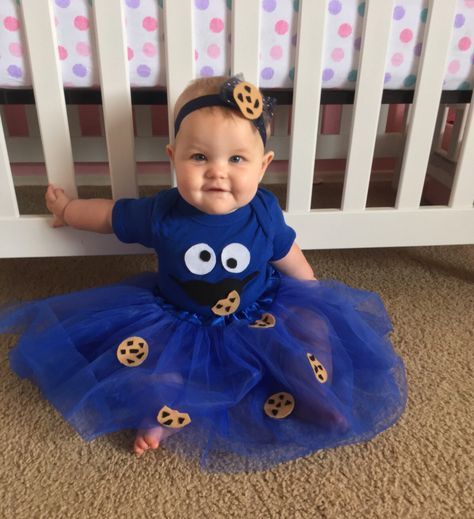 Looking for an adorable Halloween costume for your baby girl. Check out this Easy DIY Cookie Monster outfit that is sure to please. Diy Cookie Monster Costume, Fantasia Diy, Monster Cookies Halloween, Baby Cookie Monster, Cookie Monster Costume, Baby Baker, Cookie Costume, First Halloween Costumes