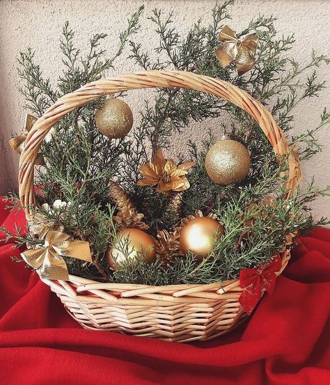 Christmas Decor Basket Ideas, Christmas Basket Decoration Ideas, Christmas Basket Decor, Candle Plate Decor, Diy Christmas Eve Box, Diy Christmas Baskets, Christmas Centerpieces Cheap, Pretty Christmas Decorations, Christmas Neighbor