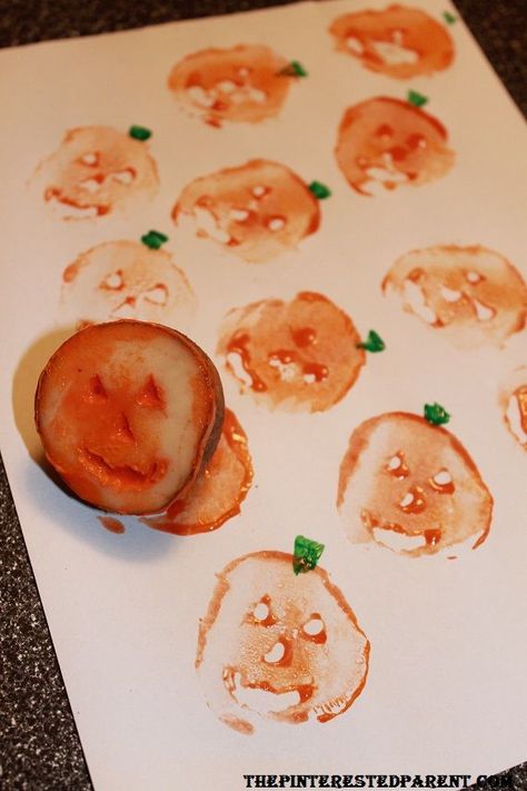 potato stamps-would work for any holiday Potato Printing, Potato Stamp, Toddler Craft, Pumpkin Activities, Halloween Fest, Halloween Crafts For Toddlers, October Crafts, Nursery Activities, Children Activities