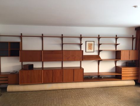 Poul Cadovius Royal System Poul Cadovius Royal System, Mid Mod Living Room, 70s Living Room, Built In Wall Units, Living Room Wall Units, Wall Shelving Units, Bookshelves In Living Room, Small Apartment Design, Home Library Design