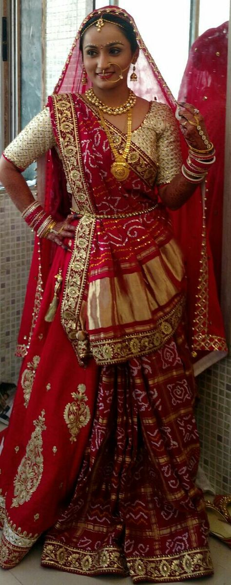 Gujarati Bride, Red and white, Gharchola half saree Bandini Outfits, Panetar Choli, Fancy Lehengas, Gharchola Saree, Gujarati Bride, Bridal Hairstyle Indian Wedding, Bride Saree, Gujarati Wedding, Saree Draping Styles