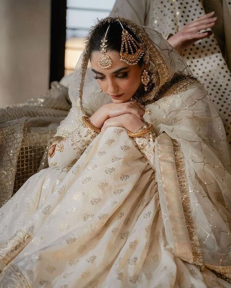 Maya Ali (@official_mayaali) • Instagram photos and videos Nikah Outfit, Desi Wedding Dresses, Bridal Photography Poses, Maya Ali, Asian Wedding Dress, Bride Photoshoot, Pakistani Wedding Outfits, Bridal Poses, Desi Aesthetic