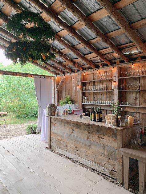 Rustic Outdoor Bar, Garage Storage Diy, Barn Bar, Intimate Wedding Venue, Outside Bars, Barn Parties, Barn Renovation, Party Barn, Rustic Bar