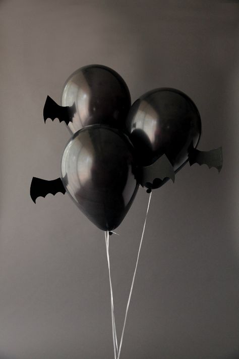 Transform black balloons into bats for your Halloween party! || Design Improvised blog Halloween Fest, Batman Party, Halloween Balloons, Batman Birthday, Diy Balloon Decorations, Halloween Tattoo, Black Balloons, Balloon Decorations Party, Halloween Bats