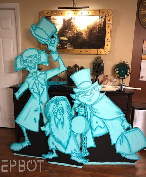 Haunted Mansion Door Decor, Haunted Mansion Decoration, Haunted Mansion Centerpieces, Haunted Mansion House Exterior, Haunted Mansion Porch Decor, Haunted Mansion Front Porch, Haunted Mansion Ideas, Haunted Mansion Outside Decor, Haunted Mansion Office Decor