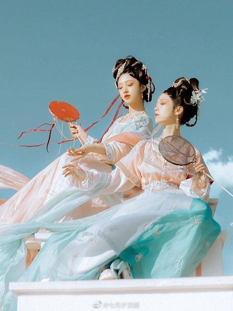 Traditional Chinese Clothing, Models To Draw, Chinese Aesthetic, Human Reference, Have Inspiration, Human Poses Reference, Human Poses, Chinese Clothing, Pose Reference Photo