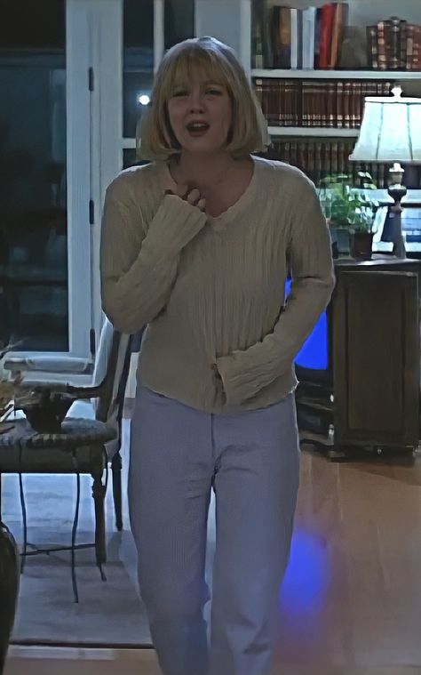 Drew Berry More Scream Costume, Drew Berry More Scream, Cassie Becker Scream Costume, Casey Becker Outfit, Scream 1996 Outfits, Scream Casey Becker Costume, Casey Becker Makeup, Scream Movie Outfits, Sidney Scream Costume