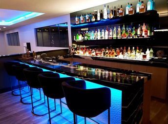 Custom home bar with under cabinet lighting Home Bar Lighting, Modern Home Bar Designs, Bars Design, Custom Home Bars, Bar Counter Design, Home Bar Areas, Bar Shed, Home Bar Rooms, Modern Home Bar