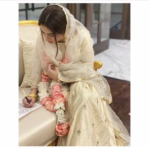 Nikah Dress Pakistani, Wedding South Indian, Nikkah Brides, Nikkah Outfit, Dress Design Ideas, Asian Wedding Dress Pakistani, Nikah Outfit, Nikah Dress, Nikkah Dress