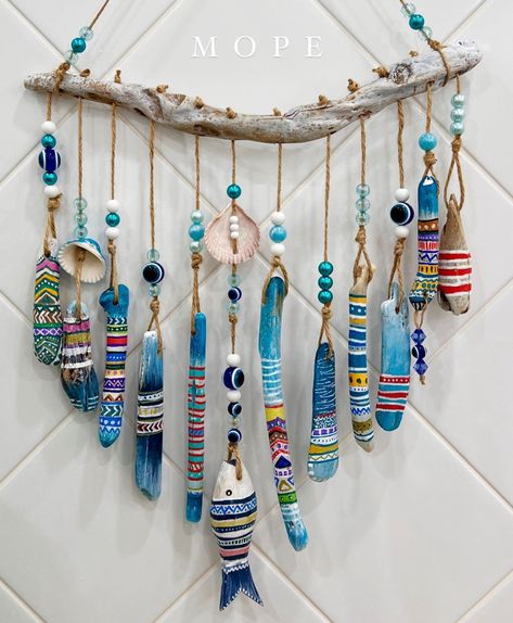 Carillons Diy, Wind Chimes Craft, Painted Driftwood, Driftwood Art Diy, Driftwood Projects, Diy Wind Chimes, Stick Art, Driftwood Crafts, Painted Sticks