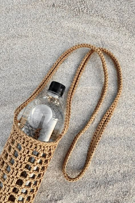 Two Of Wands, Crochet Water Bottle, Crochet Water Bottle Holder, Pola Macrame, Confection Au Crochet, Mode Crochet, Crochet Clutch, Water Bottle Holder, Crochet Handbags Patterns