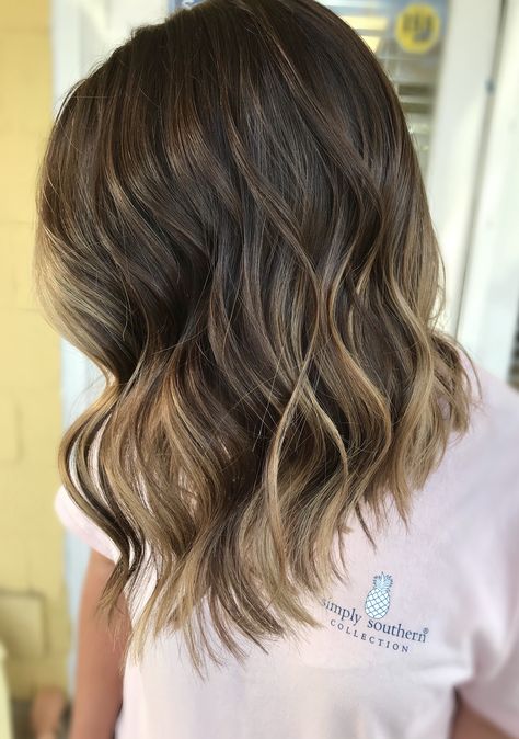 Chocolate Blonde reverse balayage by Holly Painter at The Prissy Hippie. Reverse Balayage Short Hair, Blonde Reverse Balayage, Colors To Dye My Hair, Shaving My Head, Chocolate Blonde, Balayage Short Hair, Reverse Balayage, Balayage Short, Shave My Head