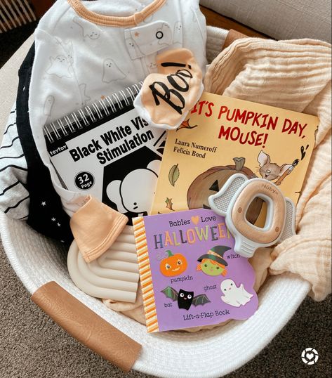 Halloween Boo Basket for baby Baby Halloween Goodie Bags, Boo Baskets For Babies, Boo Basket For Baby Girl, Halloween Baby Gifts, Halloween Baby Shower Gift Ideas, Toddler Halloween Basket Ideas, Baby Boo Basket Ideas, Baby Halloween Basket, Baby Spooky Basket