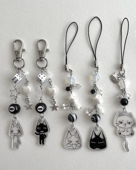 Keyrings Aesthetic, How To Make A Keychain, Diy Phone Charms, Black And White Keychain, Diy Keychain Ideas, Handmade Keyrings, Keychain Jewelry, قلادات متدلية, Diy Jewelry Unique