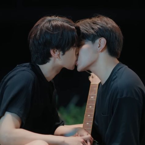 Hidden Agenda Kiss, Joong Archen, Isak & Even, Hidden Agenda, Korean Drama Stars, Cute Couple Dp, Gmmtv Actors, Thai Drama, Gay Love