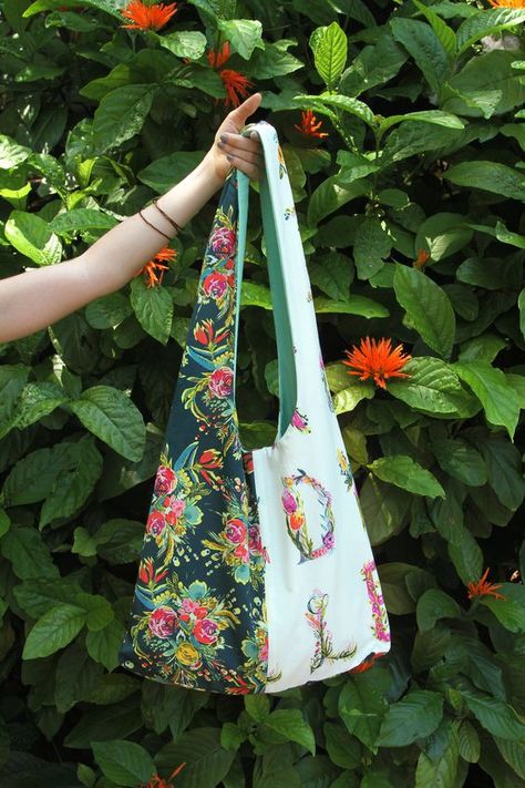 "Bouquet Bag" Free tote bag pattern #BeadingPatterns #BeadPattern #BeadPatternsFree #BeadPatternIdeas Boho Bag Pattern, Bouquet Bag, Upcycled Tote, Hobo Bag Patterns, Tote Bag Pattern Free, Patchwork Tote Bags, Bag Pattern Free, Tote Bags Sewing, Free Tote