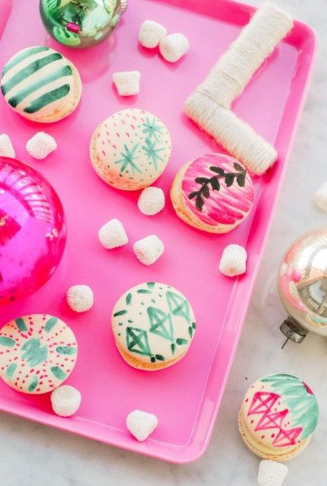 Macaroon Ornaments, Macaron Christmas, Mosaic Cake, Watercolor Mosaic, Anthropologie Diy, Macaron Recipes, Christmas Macarons, Cool Crafts, Food Decorating