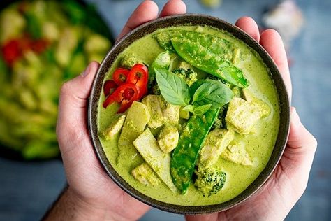 Thai Green Chicken Curry Recipe - Nicky's Kitchen Sanctuary Easy Thai Green Curry, Sweet Chilli Sauce Recipe, Green Chicken Curry, Thai Green Chicken Curry, Thai Curry Recipes, Green Curry Recipes, Green Curry Chicken, Thai Green Curry Paste, Fakeaway Recipes