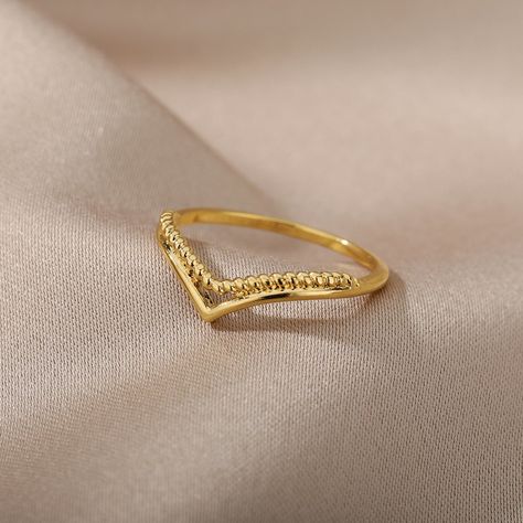 Wedding Ring Aesthetic, Latest Gold Ring Designs, Gold Jewelry Prom, Boho Wedding Ring, Ring Aesthetic, Couple Ring Design, Gold Finger Rings, New Gold Jewellery Designs, Gold Bridal Jewellery Sets