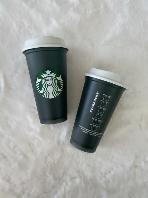 Starbucks green color changing hot cups. Seasonal homiday item. Perfect gift for christmas Grande Starbucks Cup, Starbucks Cup Christmas, Reusable Starbucks Cup, Starbucks Green, Starbucks Inspired Ice Coffee, Starbucks Coffee Recipes, Starbucks Cup, Numbers Font, Starbucks Hot