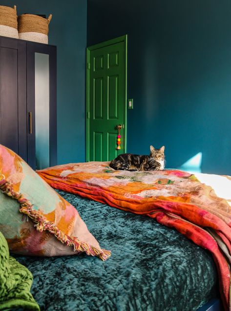 Colorful Condo, Jewel Tone Bedroom, Modern Boho Bedroom, Teal Bedroom, Moody Bedroom, Eclectic Bedroom, Deco Originale, Bedroom Green, Blue Bedroom