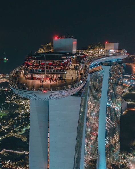 Luxury Travel Community️ on Instagram: “This iconic Singapore structure is Marina Bay Sands. 😍 Resembling a boat atop three buildings, it hosts a luxury hotel, casino, infinity…” Marina Bay Singapore, Sands Singapore, Singapore Photos, Sands Hotel, Crazy Rich, City At Night, Putrajaya, Singapore Travel, Destination Voyage